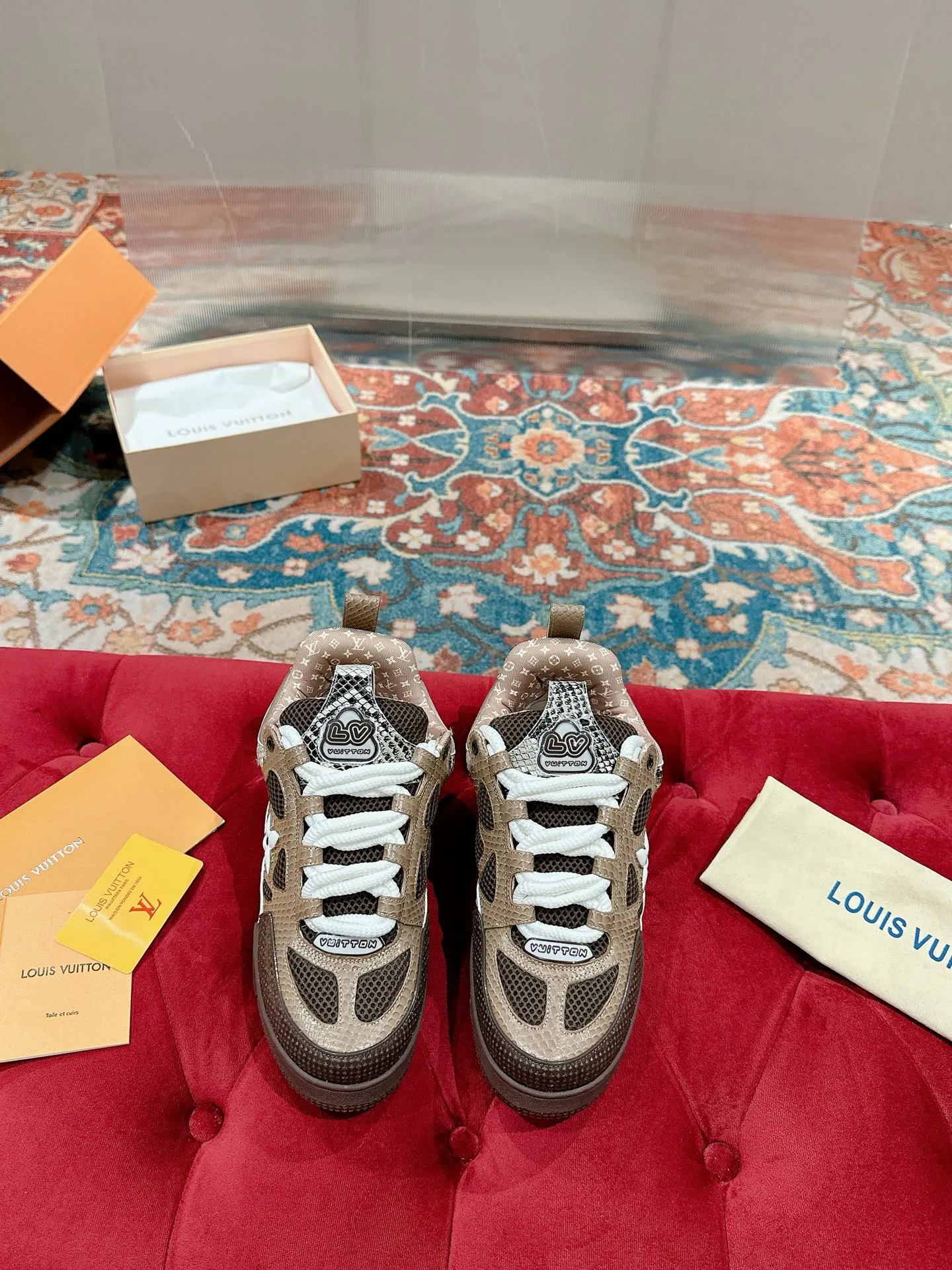 👟👟Ex-factory price 800👟👟 Louis Vuiton·Louis Vuitton🍀 🍀 LV Skate series bread shoes-skateboard shoes-basketball shoes-casual sports shoes top version🔝original purchase, development and production👍🏻[Fireworks] LV Skate has continued The View professional skateboard shoes since 2020. This style continues the fat version of the 90s. Designers added playful touches such as an open mesh tongue and exaggerated laces that pay homage to Axion, es and DC. Unlike your typical skate shoe, this LVSK8 sneaker is made from nubuck leather with TPU trim and Monogram texture. Finally, there are the logos on the heel and tongue as well as the floral pattern on the side. ☑️ Fabric: Original customized first-layer cowhide + breathable mesh ☑️ Lining: Original imported breathable mesh ☑️ Size: Female 35-40 Male 39-44 (Female 40, Male 45.46 customized, non-refundable)